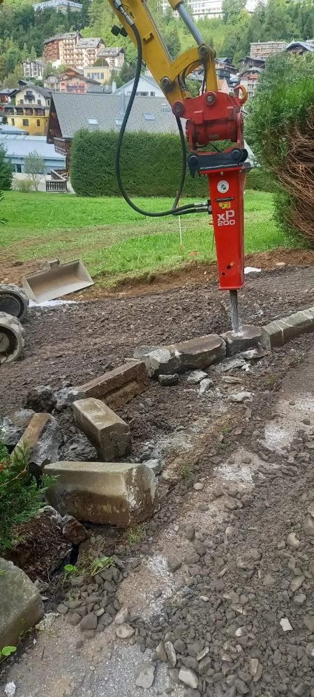 Démolition d'une dalle en béton au brise-roche hydraulique