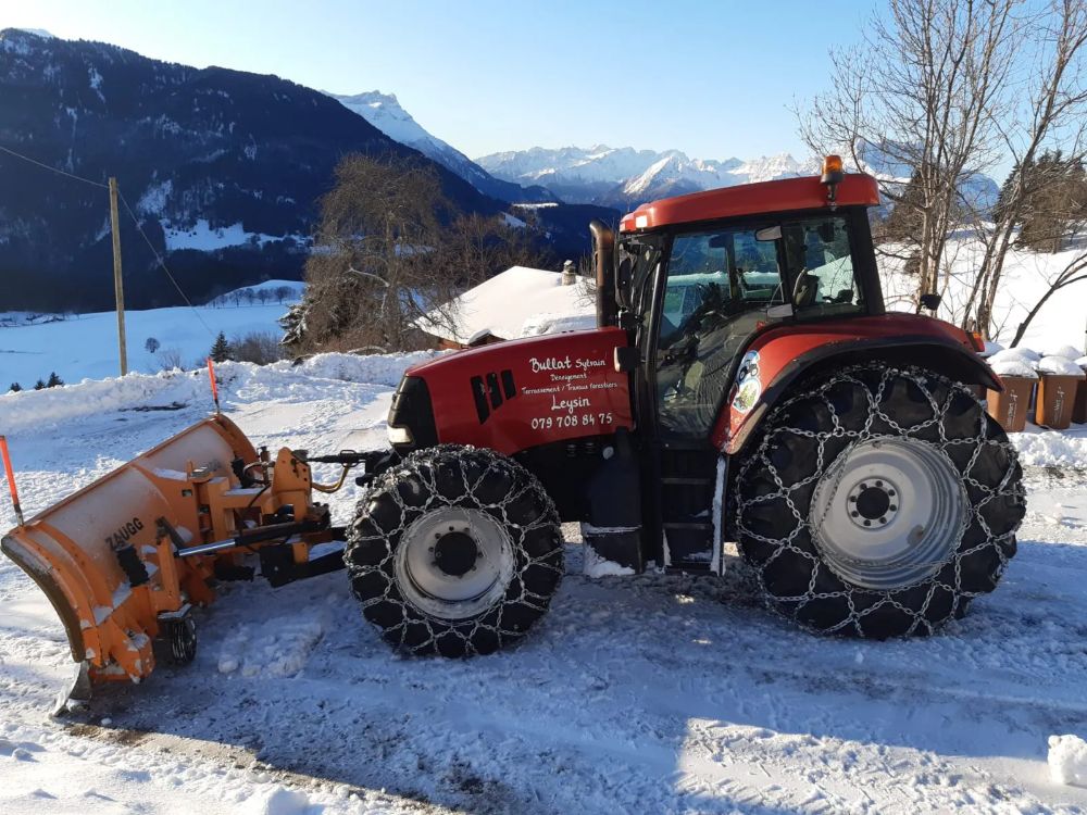 Déneigement d'une route de village au tracteur